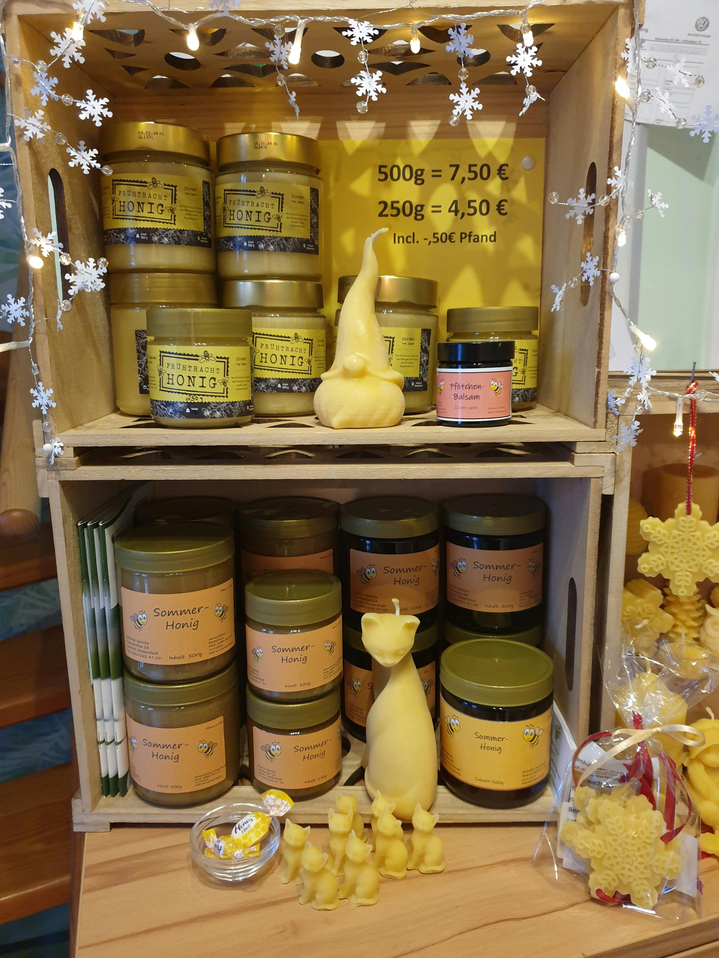 Verschiedene Bienenprodukte, darunter Kerzen und Pfotenbalsam